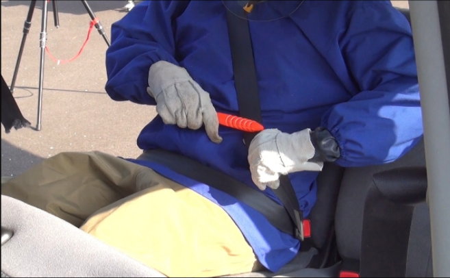 緊急脱出用ハンマー・カッターによるシートベルトの切断