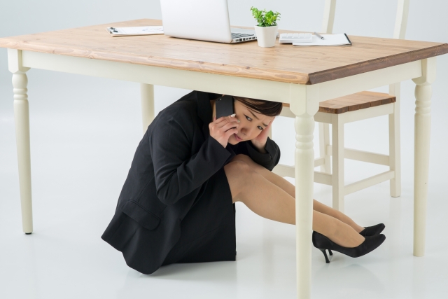 助けを呼ぶ女性